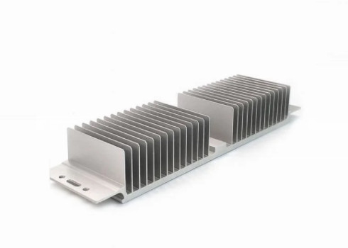 Серебристое анодированное алюминиевое штранг-прессование Heatsink профилирует расквартировывая теплоотвод 6082